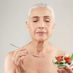 Alimentazione in menopausa: tagliare le calorie non basta.
